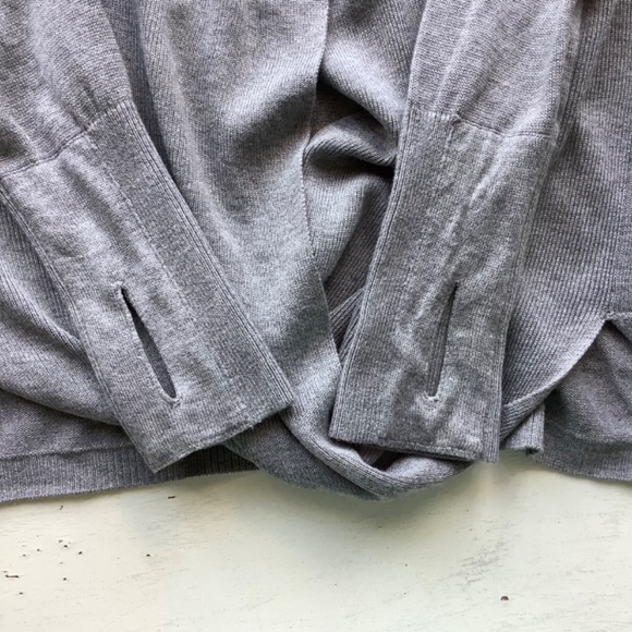 Lululemon Gray Long Sleeve Bring it Back Bend Sweater w/ Thumb Holes 6 8 ? - Picture 8 of 11